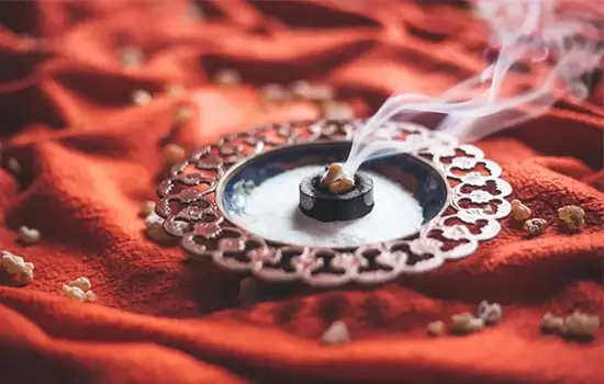 Oman Traditional Crafts | Cultural Keepsakes: Tourist Favorites Among Omani Crafts | Silver Jewelry | Frankincense and Incense Burners | Textiles and Weaving | Pottery and Ceramics | Khanjars | Omani Perfumes and Oils | Dallah (Coffee Pot) Sets | Traditional Clothing | Wooden Crafts | Camel Leather Products | Natural Stone and Agate Products | Traditional Musical Instruments