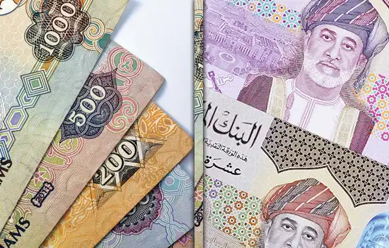 تصویری از اسکناسهای ریال عمان، واحد پول رسمی کشور عمان با طراحی زیبا و ارزش پایدار در میان ارزهای منطقه.
