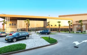 صورة لمدرسة حديثة في عمان ببيئة نظيفة وجذابة، مناسبة لتعليم الأطفال المهاجرين.