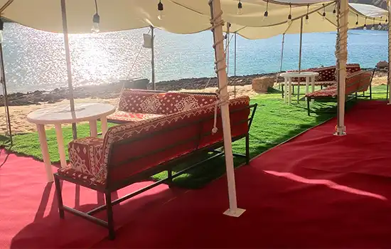 چیدمان سنتی در ساحل الخیران با منظره‌ای بی‌نظیر از دریا