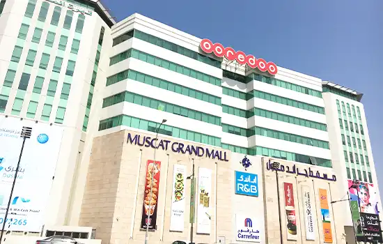 تصویر نمای خارجی مسقط گراند مال، با معماری مدرن و برندهای تجاری معروف که در کنار ساختمان‌های همسایه همچون عمان مال و اونیوز مال، محیطی جذاب برای خریداران فراهم کرده است.